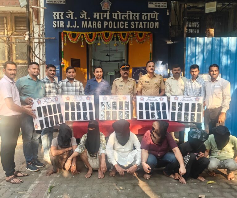 मुंबई में मोबाइल चोरी करने वाले इंटरस्टेट गैंग का पर्दाफाश, 6 आरोपी गिरफ्तार – 52 चोरी के मोबाइल बरामद