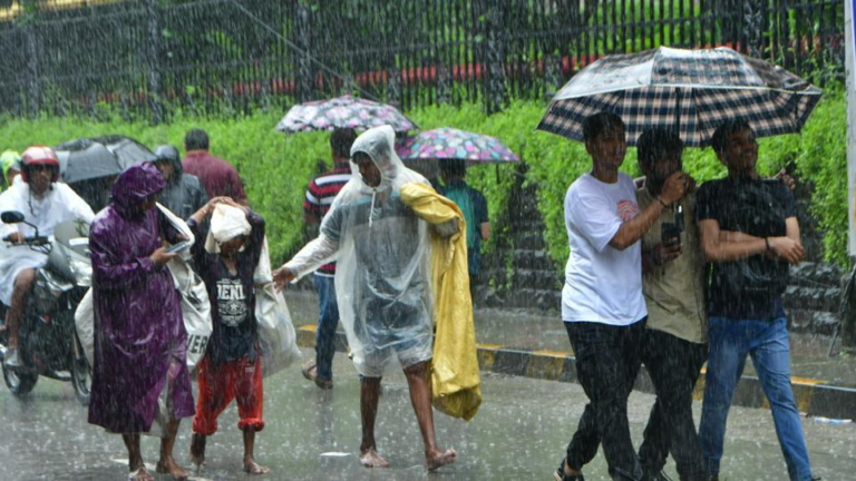 Mumbai Monsoon Preparation: बारिश से पहले मुंबई में तेज हुई तैयारियां, नालों की सफाई का आधा काम पूरा