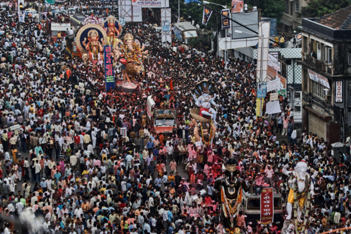 मुंबई के प्रसिद्ध गणेश मंडल में स्थापित विशाल और भव्य गणपति प्रतिमा, रंग-बिरंगी सजावट और बड़ी संख्या में दर्शन के लिए पहुंचे श्रद्धालु।
